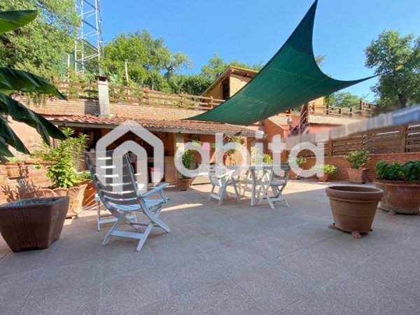 casa indipendente in vendita a Bucine in zona Ambra