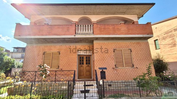 casa indipendente in vendita a Bucine