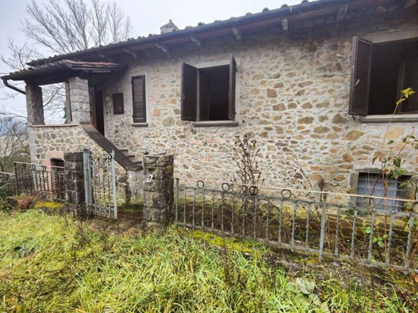 casa indipendente in vendita a Bucine