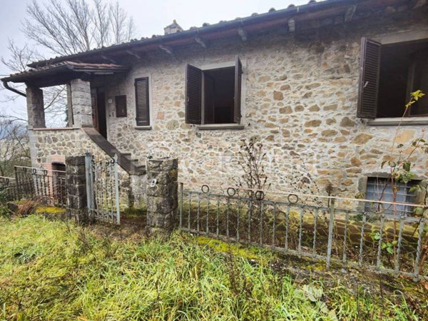 casa indipendente in vendita a Bucine