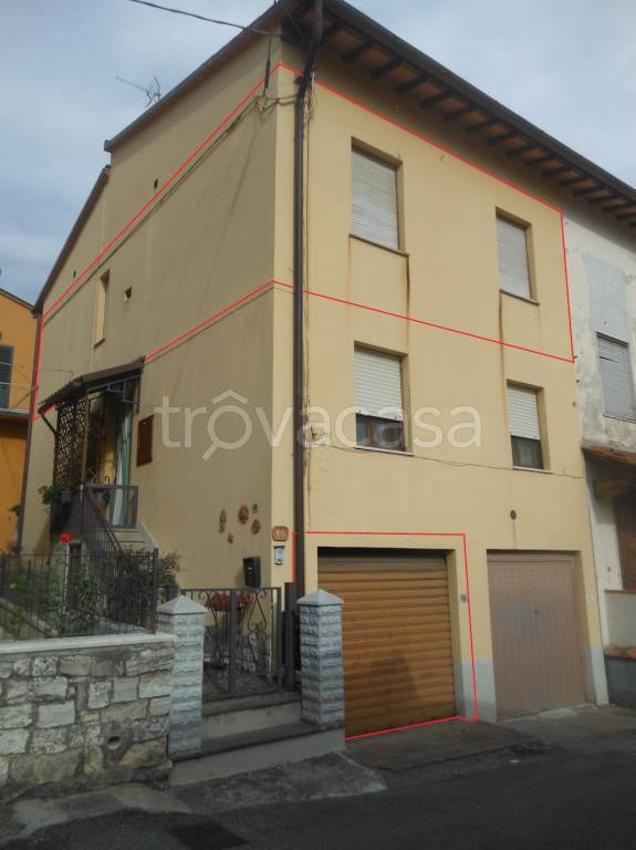 appartamento in vendita a Bucine in zona Ambra