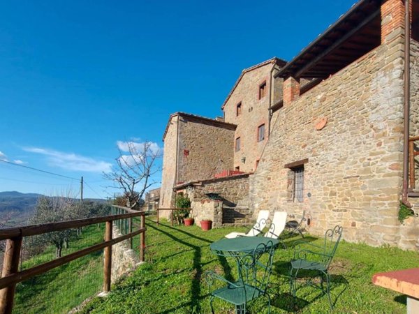 casa indipendente in vendita a Bucine in zona Rapale