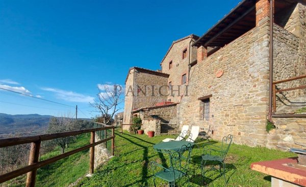 casa indipendente in vendita a Bucine in zona Rapale