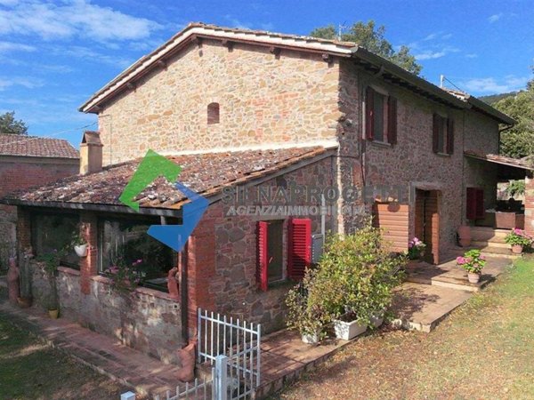 casa indipendente in vendita a Bucine in zona Pietraviva