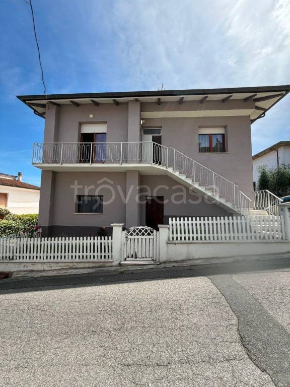 casa indipendente in vendita a Bucine in zona Badia Agnano