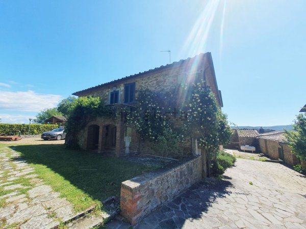 casa indipendente in vendita a Bucine in zona Ambra