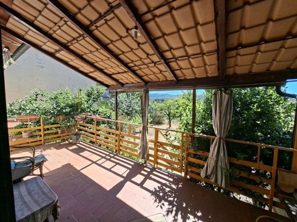 casa indipendente in vendita a Bucine in zona Pogi