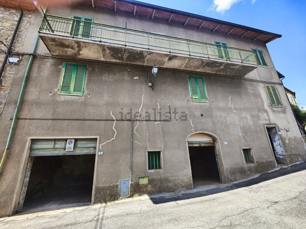 casa indipendente in vendita a Bucine in zona Sogna