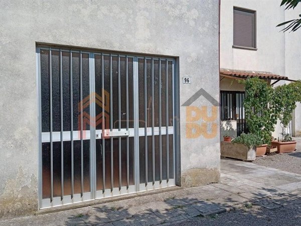 negozio in vendita a Capolona in zona Castelluccio