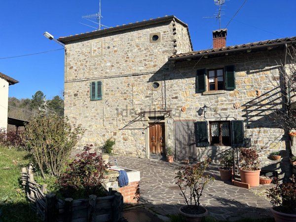 casa semindipendente in vendita a Caprese Michelangelo in zona San Cristoforo