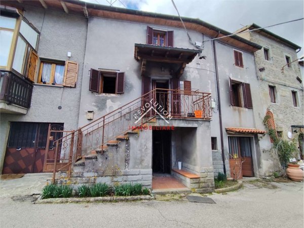 casa indipendente in vendita a Caprese Michelangelo in zona Fragaiolo