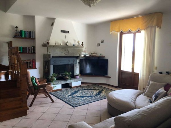 casa indipendente in vendita a Caprese Michelangelo in zona San Cristoforo