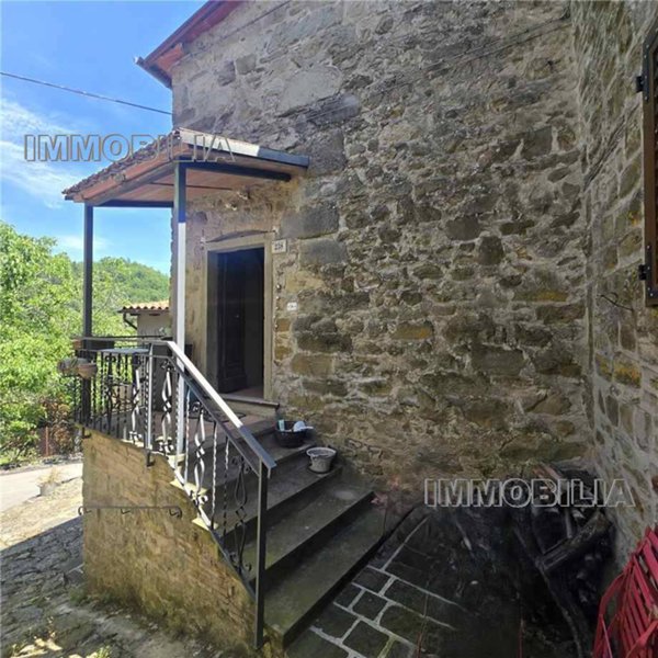 casa indipendente in vendita a Caprese Michelangelo in zona Valboncione