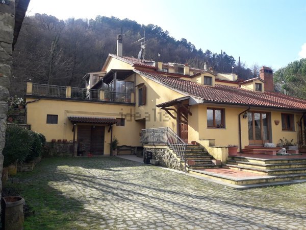 casa indipendente in vendita a Castel Focognano in zona Zenna