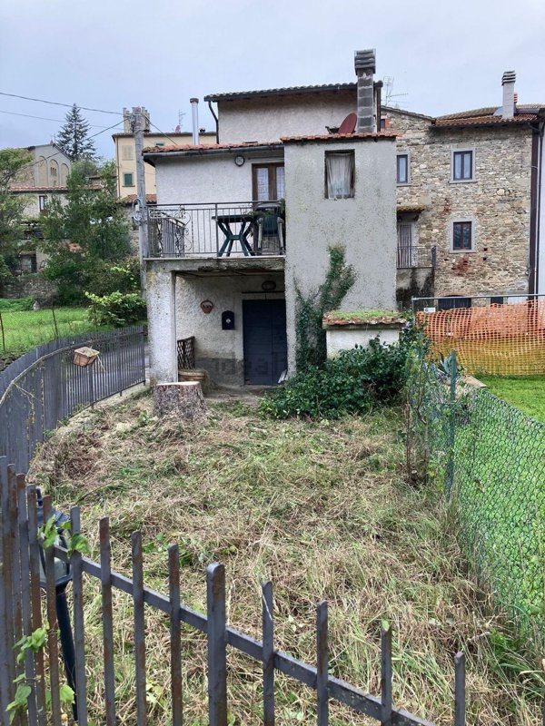 casa indipendente in vendita a Castel Focognano in zona Zenna