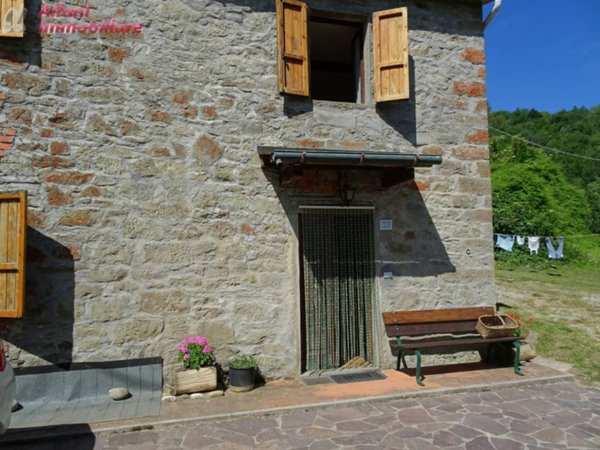 casa indipendente in vendita a Castel San Niccolò in zona Garliano