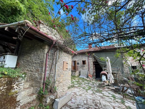 casa indipendente in vendita a Castel San Niccolò in zona Garliano