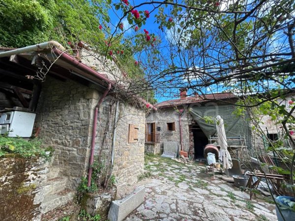 casa indipendente in vendita a Castel San Niccolò in zona Garliano
