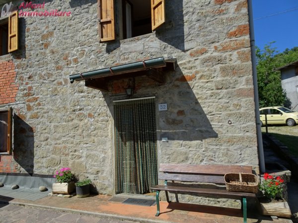 casa indipendente in vendita a Castel San Niccolò in zona Garliano