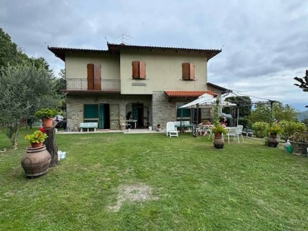 casa indipendente in vendita a Castel San Niccolò in zona Cetica
