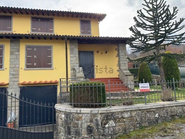 casa indipendente in vendita a Castel San Niccolò in zona Caiano