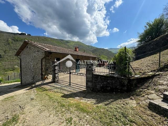 casa indipendente in vendita a Castel San Niccolò in zona Cetica