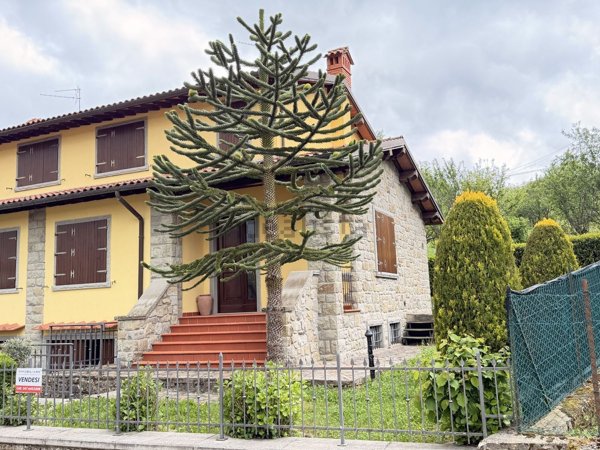 casa indipendente in vendita a Castel San Niccolò in zona Caiano