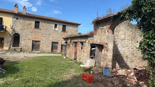 pentavano in vendita a Castiglion Fiorentino in zona Brolio