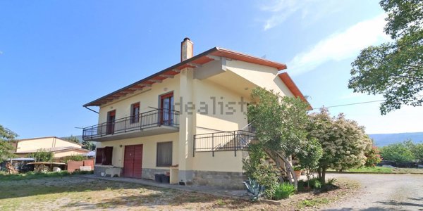 casa indipendente in vendita a Castiglion Fiorentino in zona Cozzano