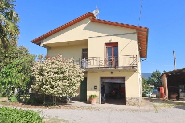 casa indipendente in vendita a Castiglion Fiorentino in zona Cozzano