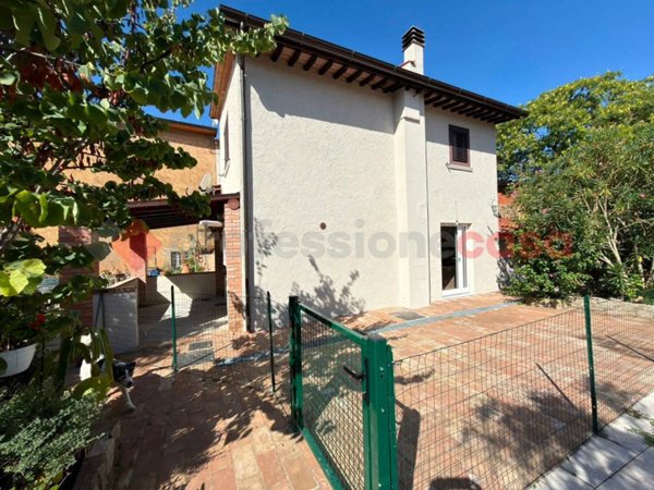 casa indipendente in vendita a Castiglion Fiorentino in zona Pergognano