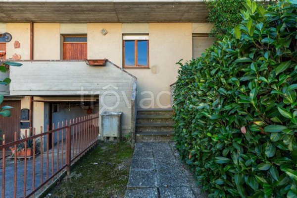 casa indipendente in vendita a Castiglion Fiorentino in zona Cozzano