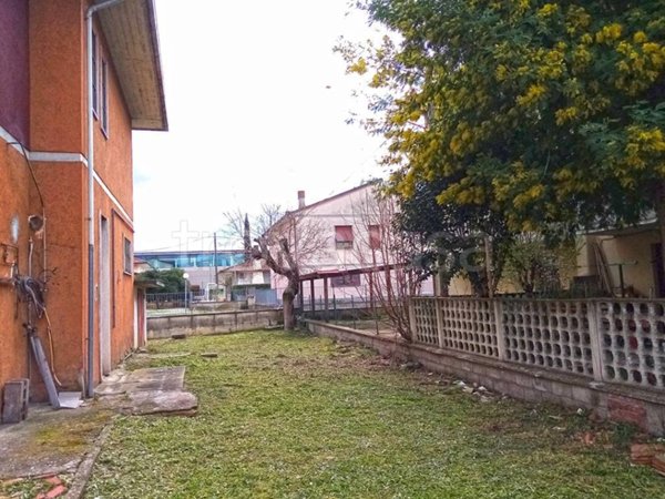 negozio in vendita a Civitella in Val di Chiana in zona Pieve al Toppo