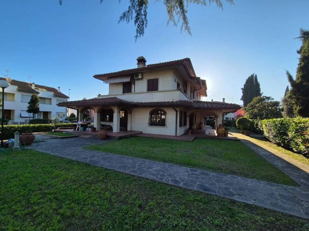 casa indipendente in vendita a Civitella in Val di Chiana in zona Pieve al Toppo