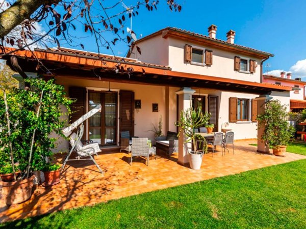casa indipendente in vendita a Civitella in Val di Chiana in zona Pieve al Toppo
