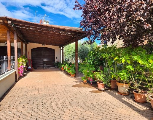 casa indipendente in vendita a Civitella in Val di Chiana in zona Pieve al Toppo