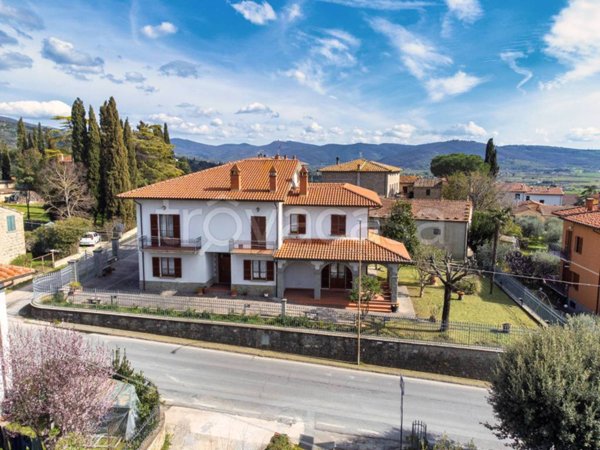 casa indipendente in vendita a Cortona in zona Camucia