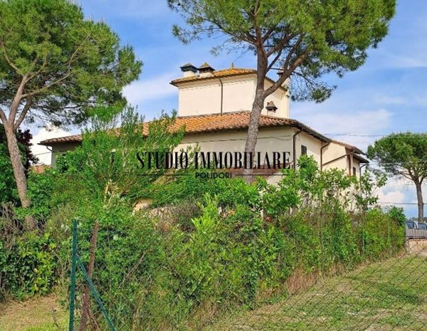 casa indipendente in vendita a Cortona