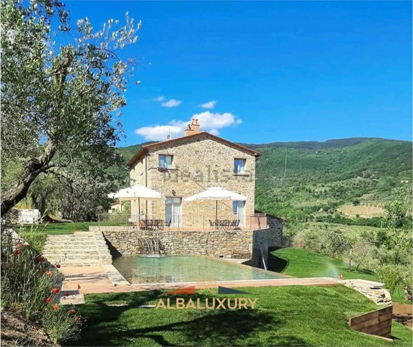 casa indipendente in vendita a Cortona