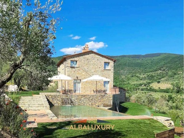 casa indipendente in vendita a Cortona