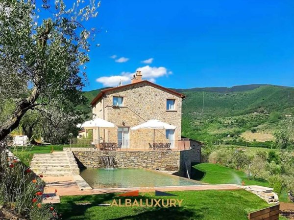 casa indipendente in vendita a Cortona