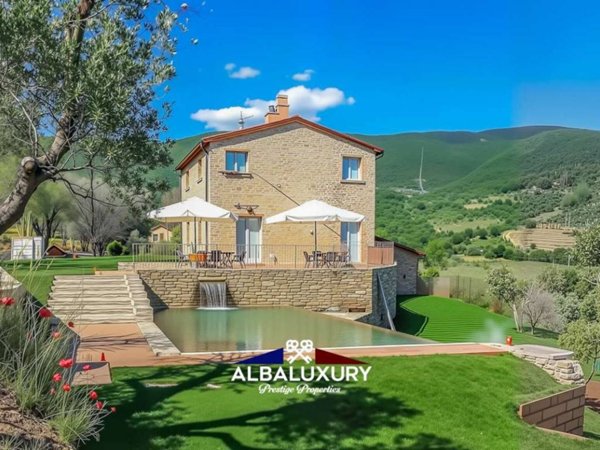 casa indipendente in vendita a Cortona