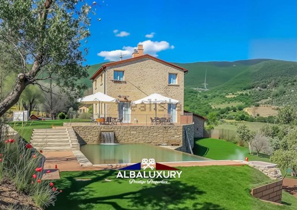 casa indipendente in vendita a Cortona