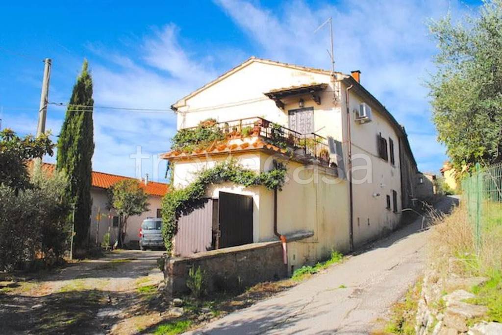 casa indipendente in vendita a Cortona in zona Camucia