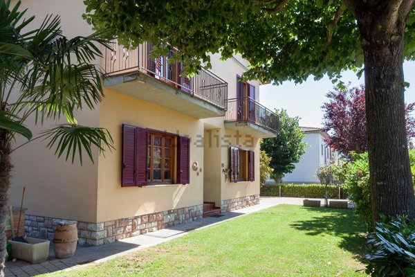 casa indipendente in vendita a Cortona in zona Camucia