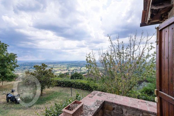 casa indipendente in vendita a Cortona