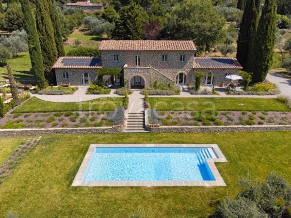 casa indipendente in vendita a Cortona in zona Camucia