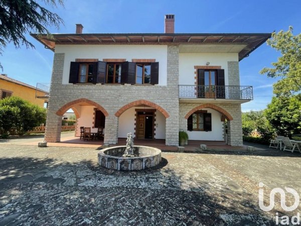 casa indipendente in vendita a Cortona