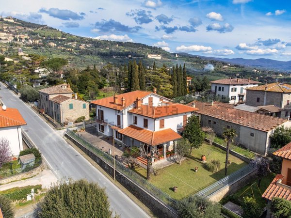 casa indipendente in vendita a Cortona