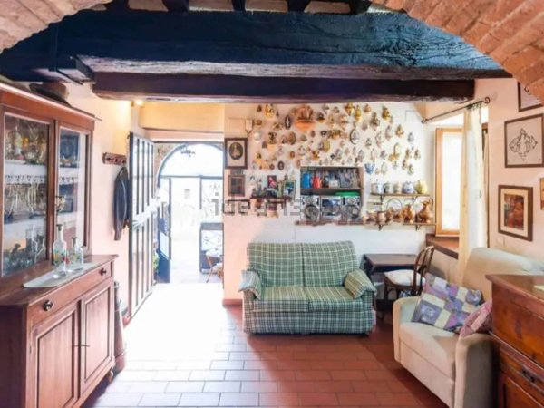 casa indipendente in vendita a Cortona in zona Camucia